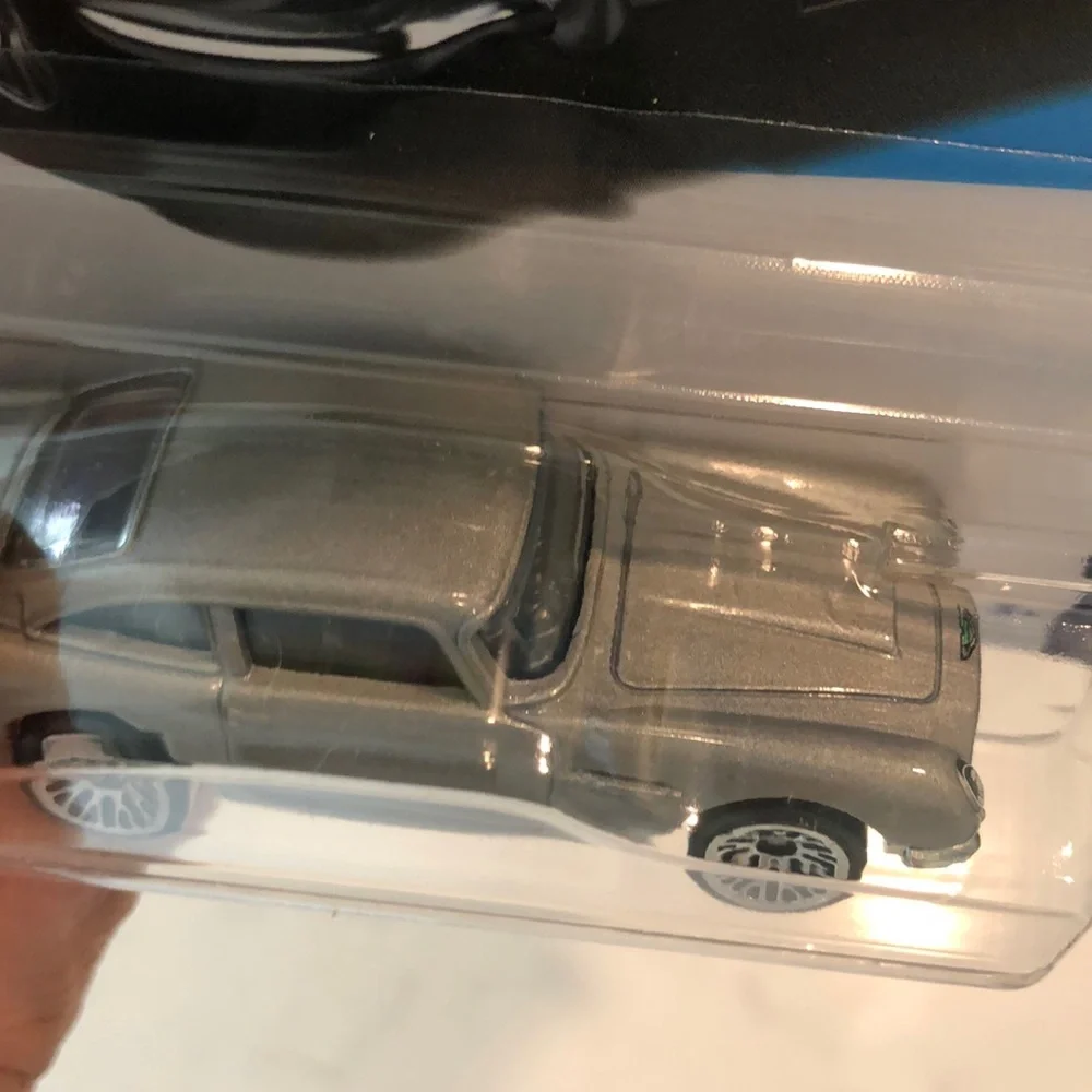 Silver Aston Martin 1963 DB5